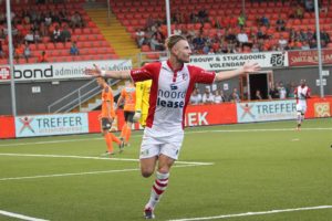 Cas Peters blij met zijn tweede goal voor FC Emmen.