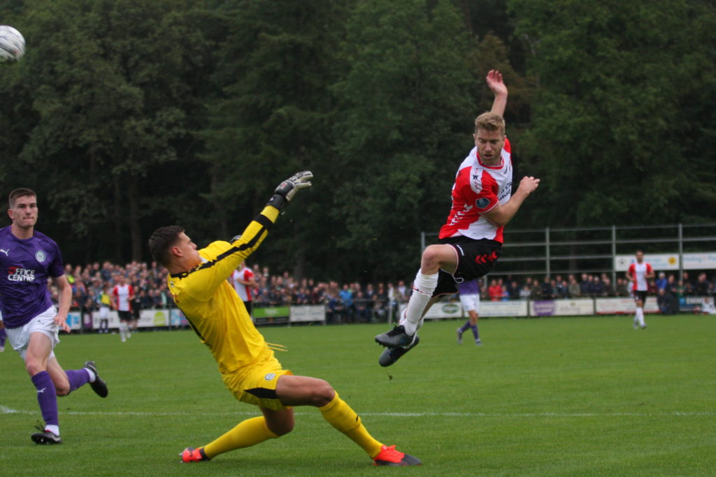 De Leeuw lepelt de bal over doelman Hoekstra (Foto: Bennie Wolbers)