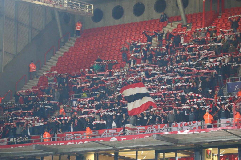 Maar liefst 450 supporters waren meegereisd naar Enschede én hadden hun FC Emmen-sjaals meegenomen